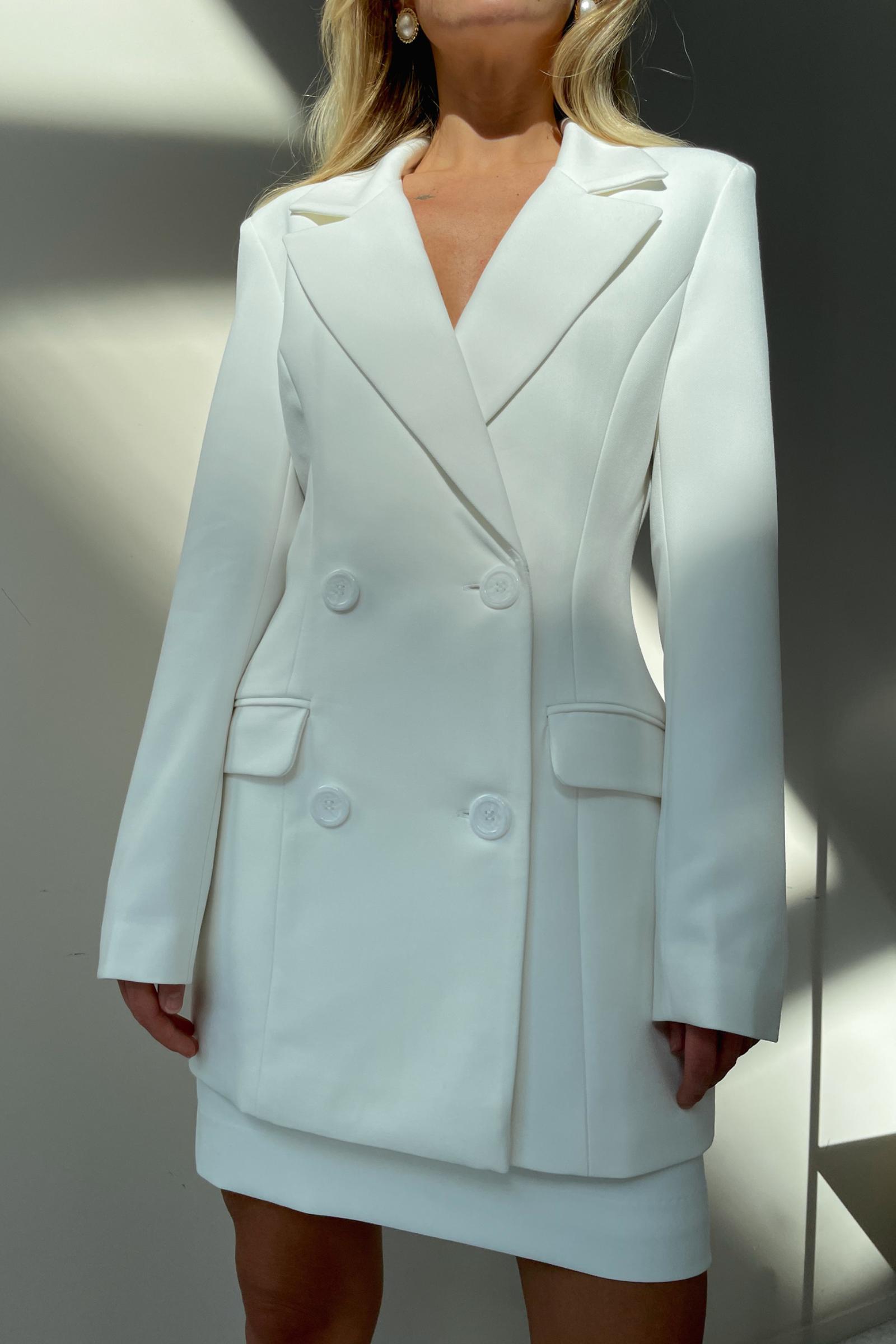 Приталенный двубортный пиджак (белый)