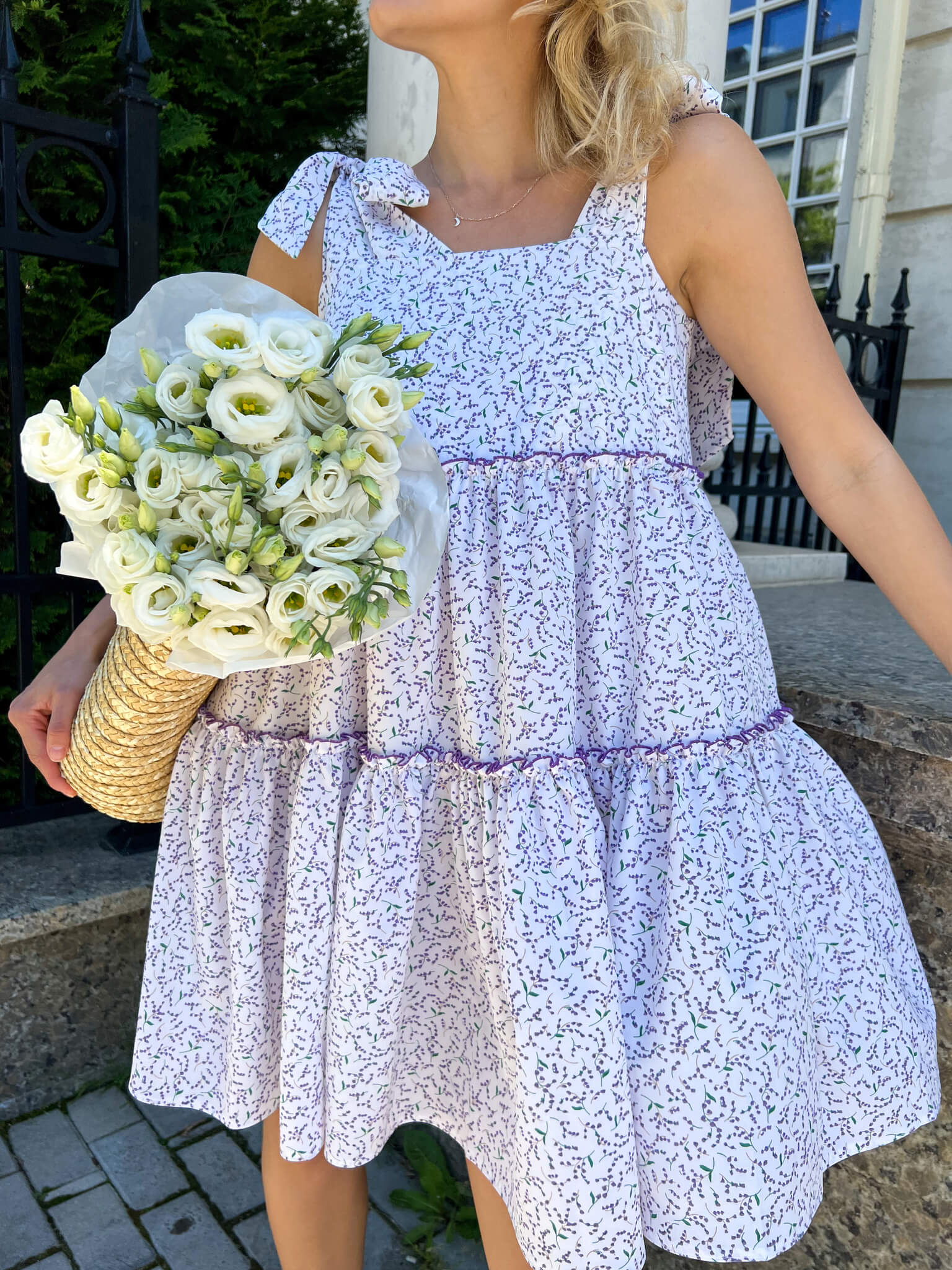 Платье мини с завязками на плечах (сиреневые цветы на белом)