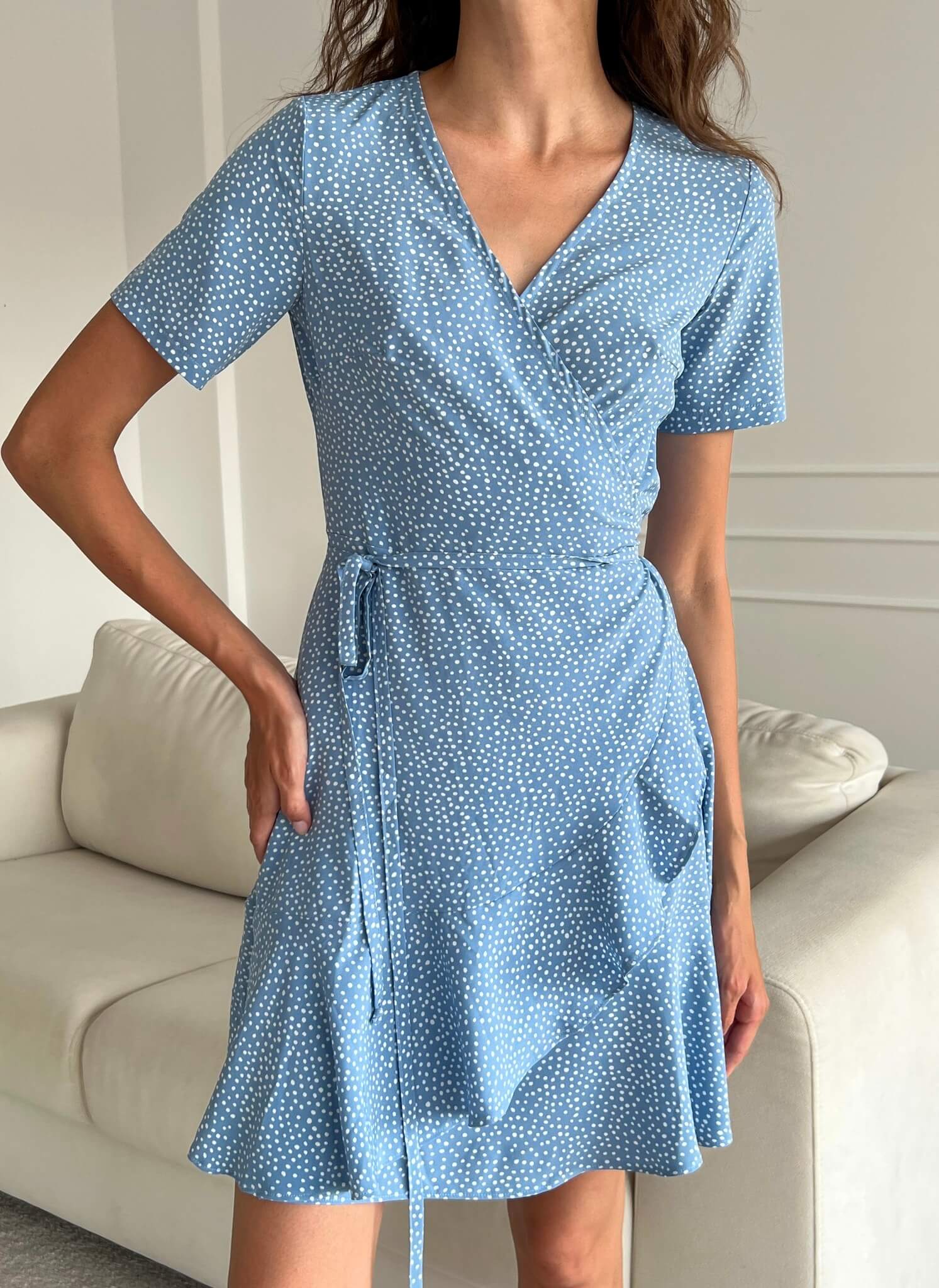 Платье мини на запах с коротким рукавом (синий) прямое мини платье с коротким рукавом молочный