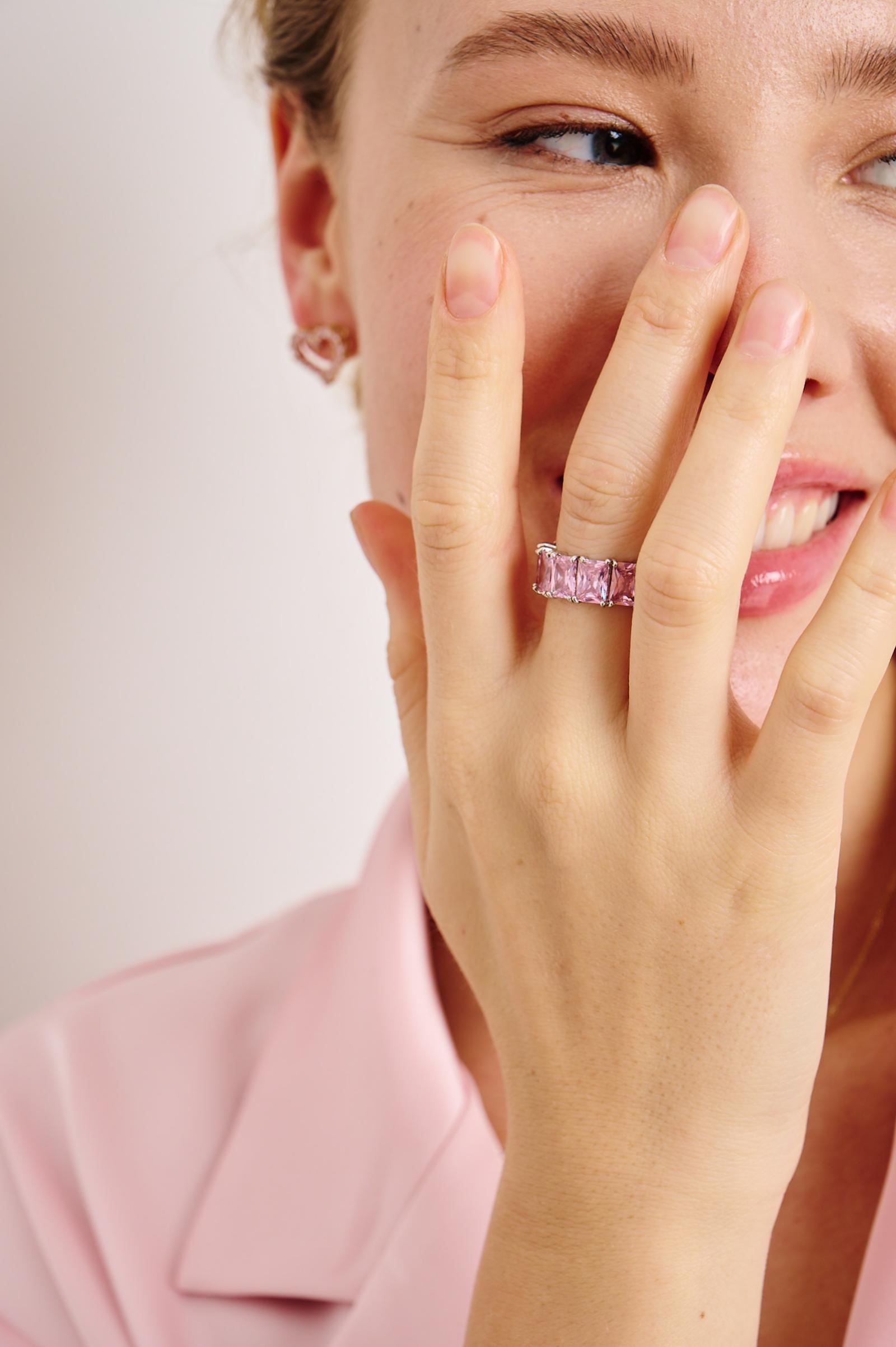 Кольцо-дорожка с большими квадратными стразами (серебро-розовый)