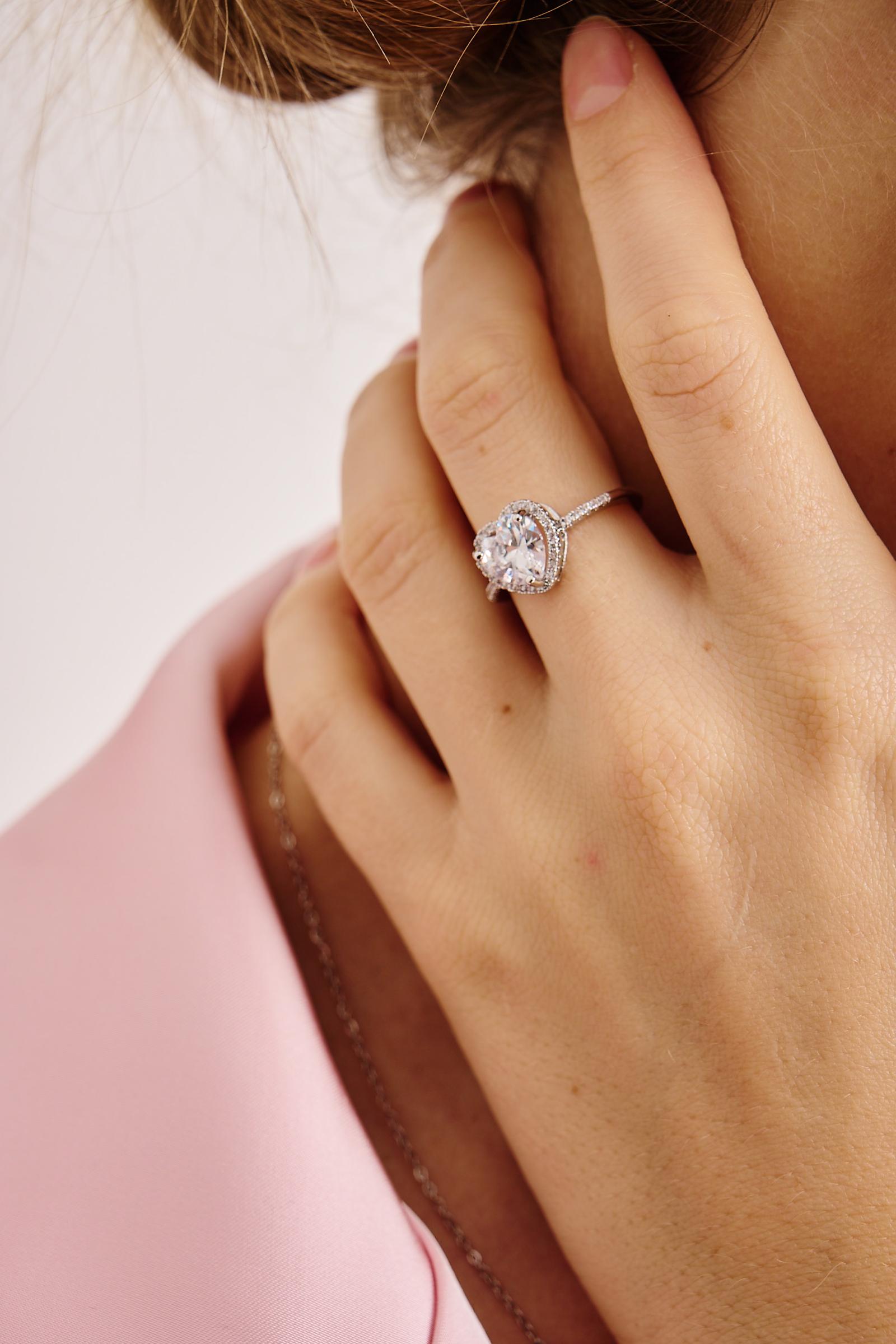 Кольцо с камнем в виде сердца и стразами (серебро-белый)