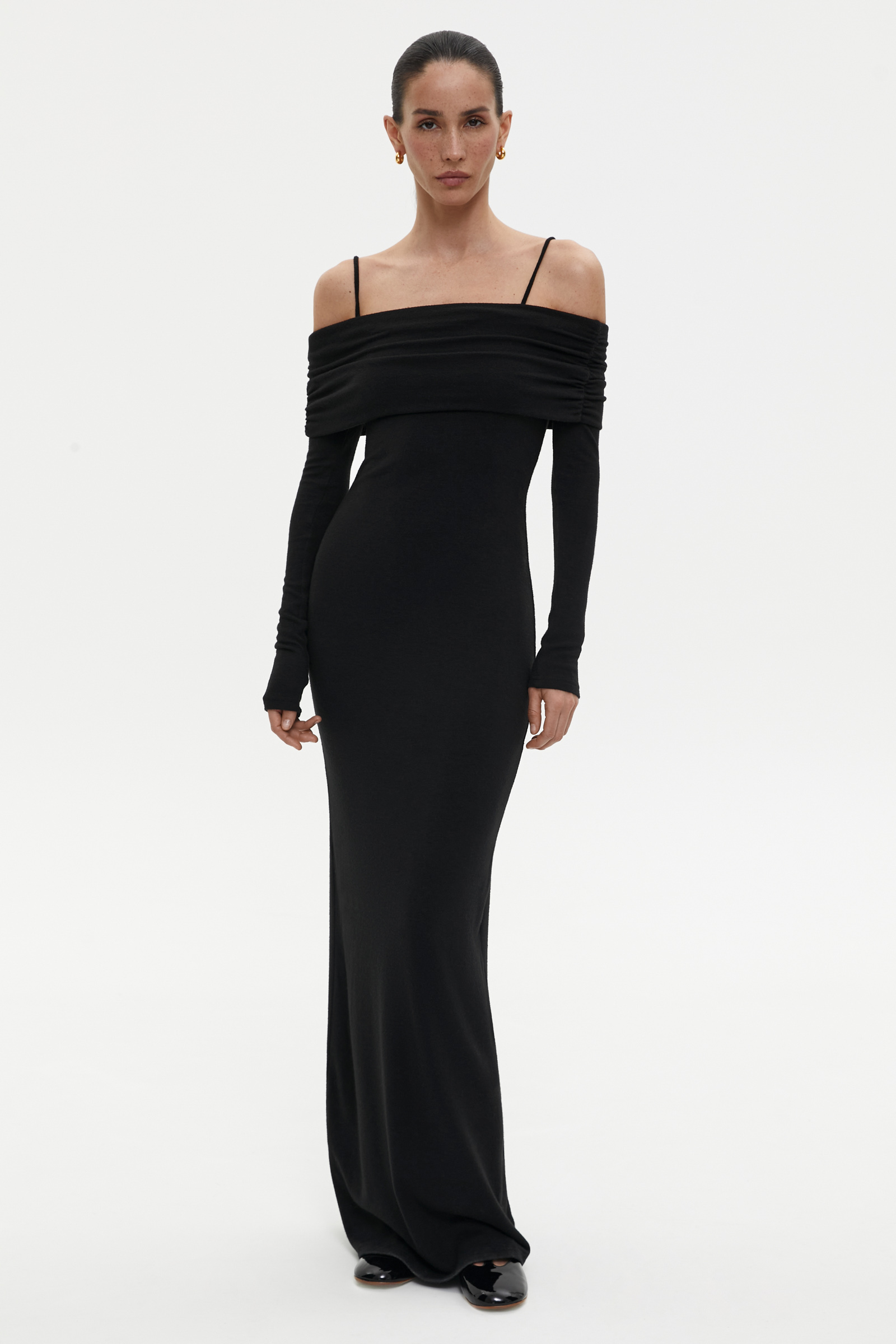 Платье с драпировкой на плечах