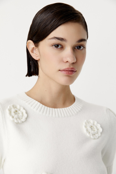 Футболка вязаная с декоративными цветами (молочный) (M) 