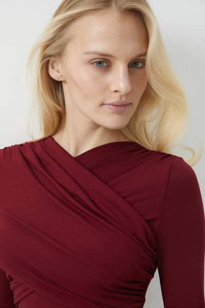 Лонгслив с драпированной деталью на груди (бордовый) (XS) 