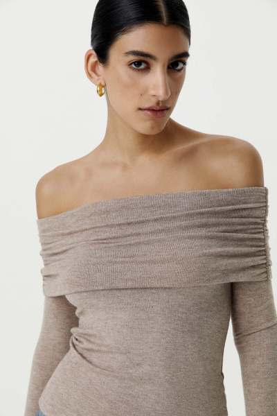 Лонгслив с драпировкой на плечах из мягкого трикотажа (светло-коричневый) (XS) 