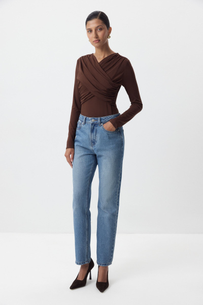 Лонгслив с драпированной деталью на груди (коричневый) (XS)