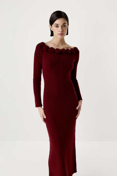 Платье вязаное с открытыми плечами и декоративными розами (бордовый) (XS) 