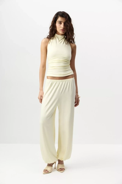 Топ халтер со стойкой (сливочный) (M) 