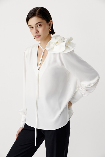 Блуза с декоративной розой на плече (белый) (S) 