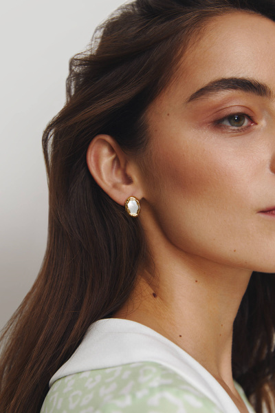 Серьги с перламутром овальной формы (золото-белый)