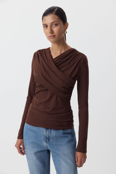 Лонгслив с драпированной деталью на груди (коричневый) (XS)