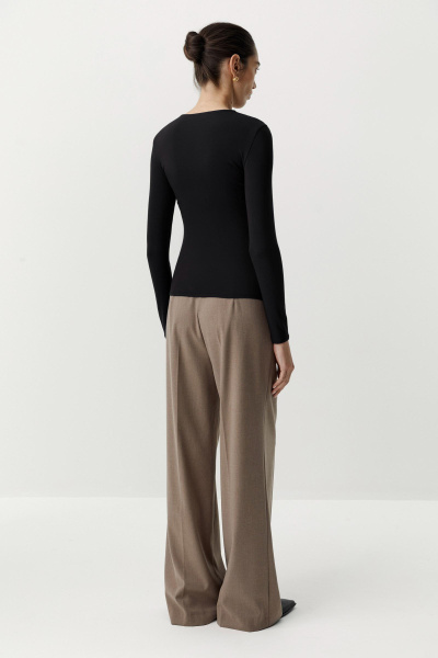 Лонгслив с драпированной деталью на груди (черный) (M) 