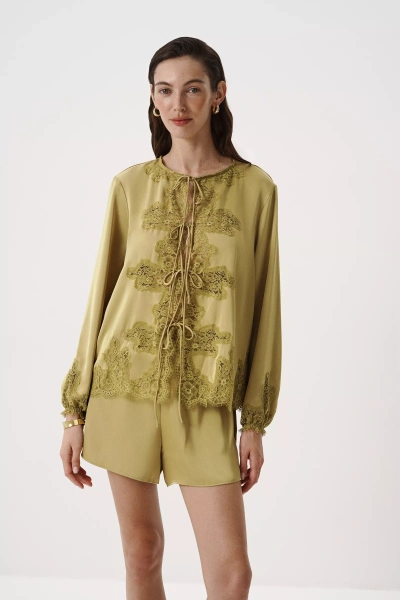Блуза с кружевной отделкой (жженая олива) (M/L) 