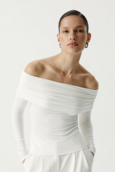 Лонгслив трикотажный с драпировкой на плечах (молочный)