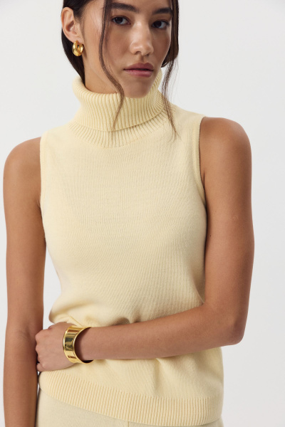 Топ с воротником-стойкой вязаный с  шерстью (ванильный) (M) 