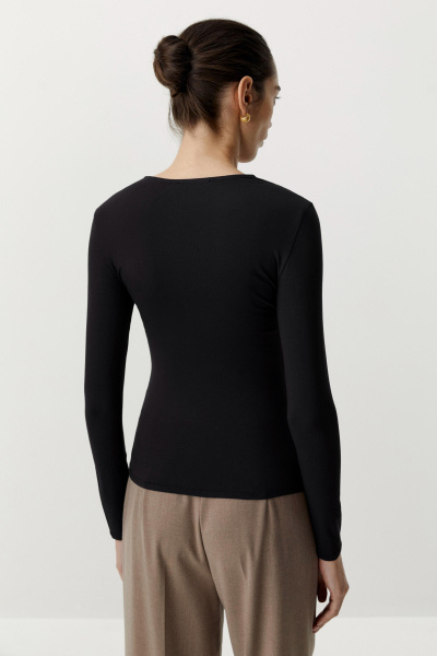 Лонгслив с драпированной деталью на груди (черный) (M) 