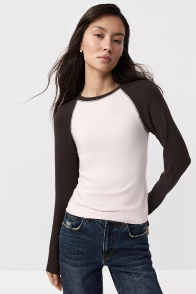 Лонгслив с контрастными рукавами из лиоцелла и модала (розовый/шоколадный) (M) 