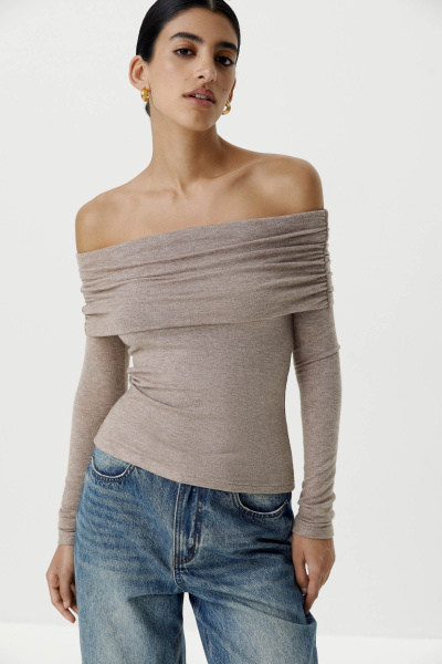 Лонгслив с драпировкой на плечах из мягкого трикотажа (светло-коричневый) (XS) 