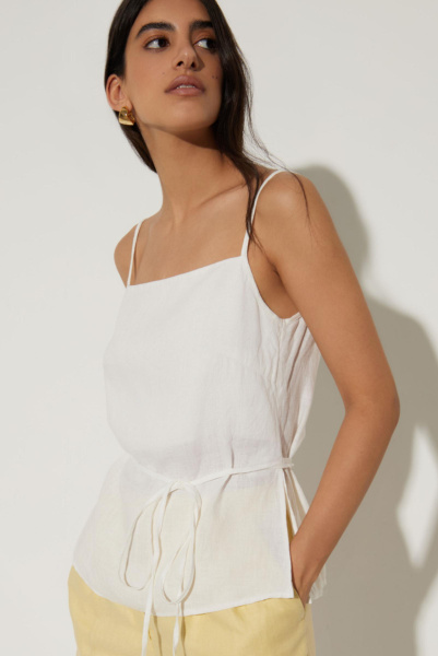 Топ на бретелях изо льна с тонким поясом (L, молочный) 2207