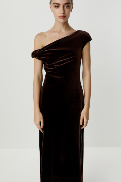 Платье макси с открытым плечом из бархата (коричневый) (S) 