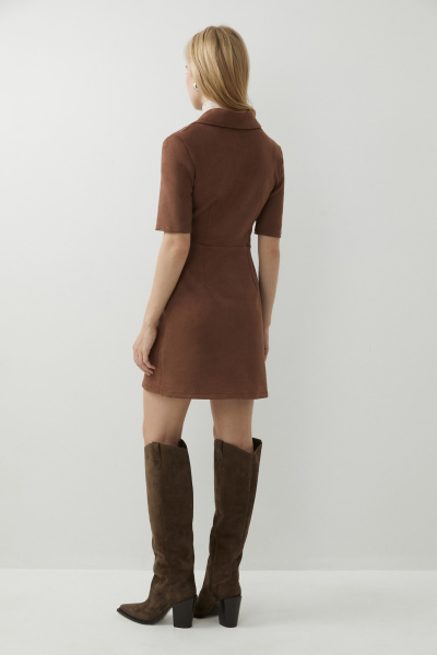 Платье из замши с воротником поло (коричневый) (XS)
