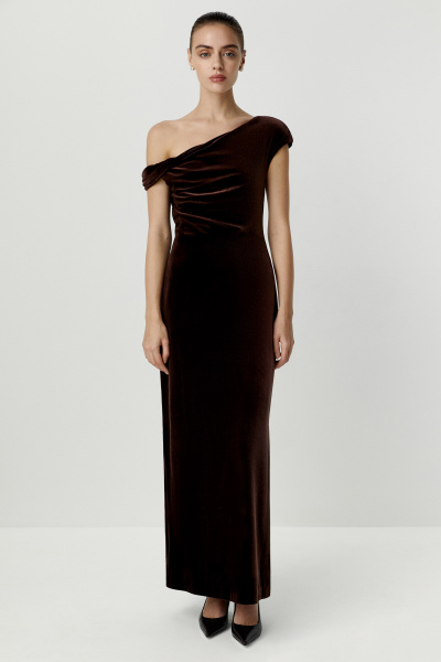Платье макси с открытым плечом из бархата (коричневый) (S) 