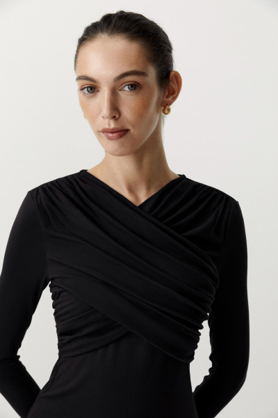 Лонгслив с драпированной деталью на груди (черный) (XS)