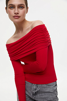 Лонгслив трикотажный с драпировкой на плечах (алый)
