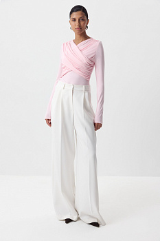 Лонгслив с драпированной деталью на груди (розовый)