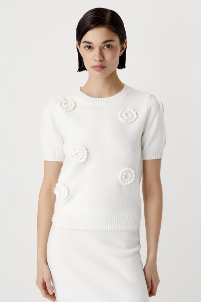 Футболка вязаная с декоративными цветами (молочный) (M) 