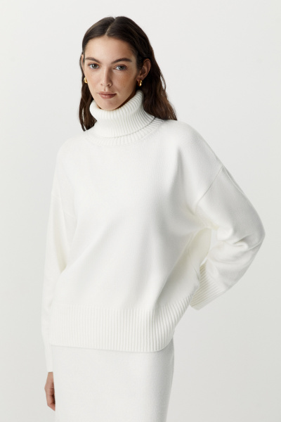 Свитер с высоким воротником из мягкой пряжи (молочный) (M/L) 