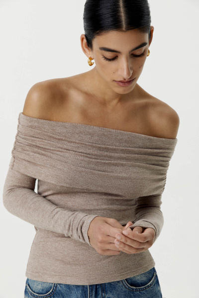 Лонгслив с драпировкой на плечах из мягкого трикотажа (светло-коричневый) (XS) 