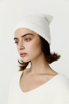Шапка бини из пушистой пряжи (белый)