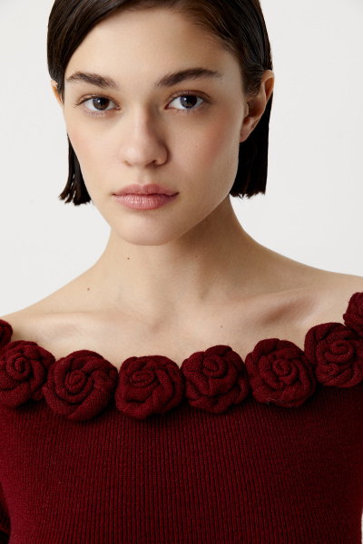 Платье вязаное с открытыми плечами и декоративными розами (бордовый) (XS) 