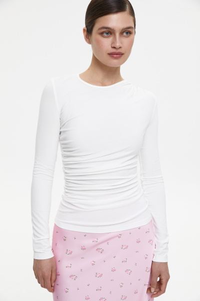 Лонгслив с драпировкой на груди (L, молочный) 2207