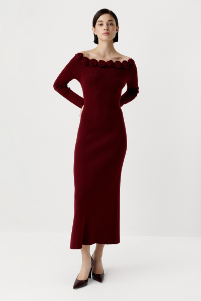 Платье вязаное с открытыми плечами и декоративными розами (бордовый) (XS) 