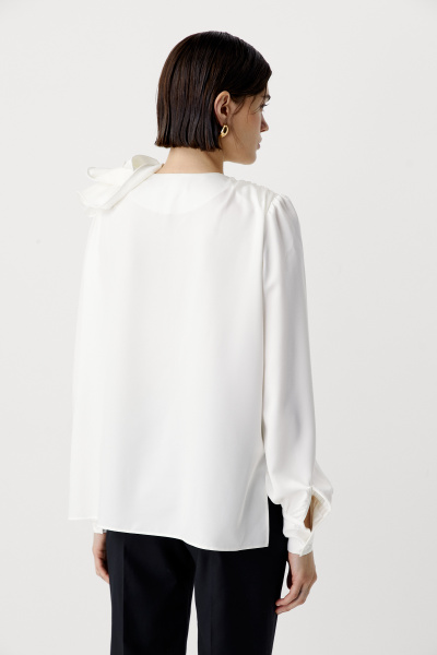 Блуза с декоративной розой на плече (белый) (S) 