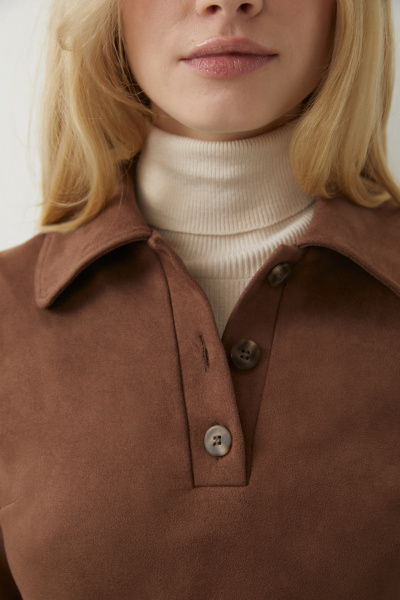 Платье из замши с воротником поло (коричневый) (XS)