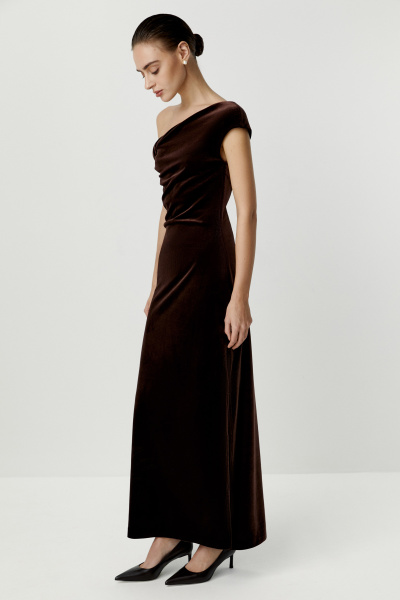 Платье макси с открытым плечом из бархата (коричневый) (S) 