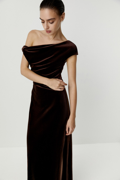 Платье макси с открытым плечом из бархата (коричневый) (S) 