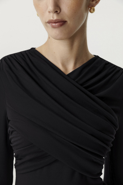 Лонгслив с драпированной деталью на груди (черный) (M) 