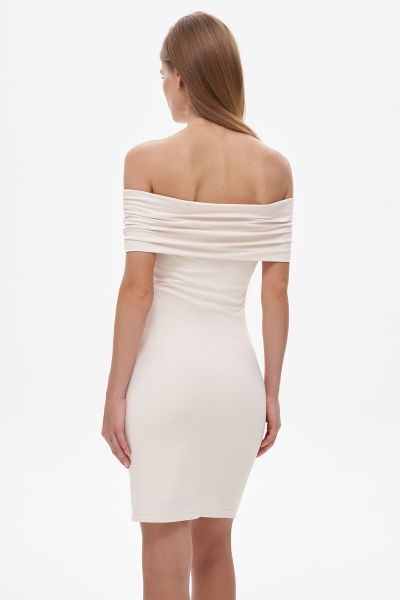 Платье мини со сборкой и спущенным плечом, кремовый (XS)