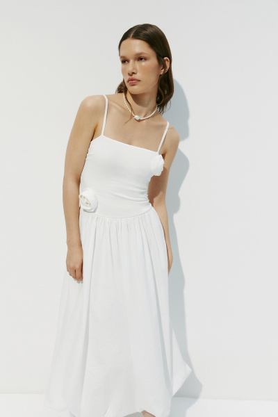 Платье с юбкой балоном и декоративными цветами (M, молочный)