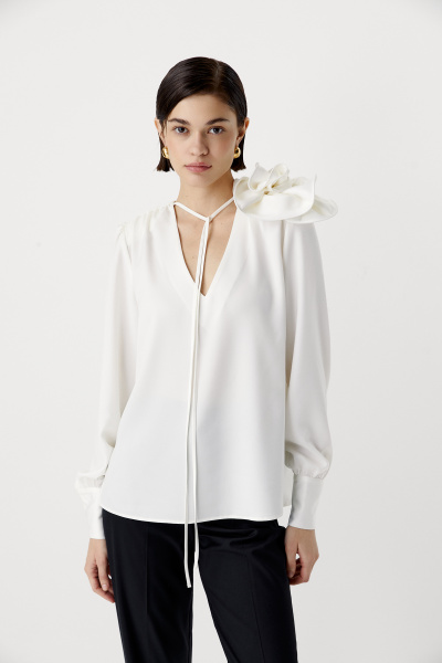 Блуза с декоративной розой на плече (белый) (S) 