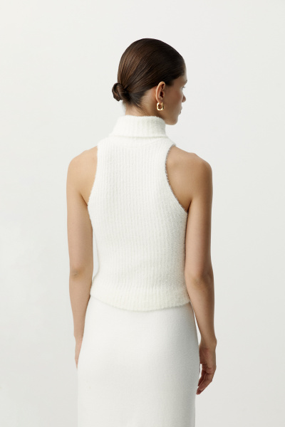 Топ с воротником-стойкой из пушистой пряжи (молочный) (L) 