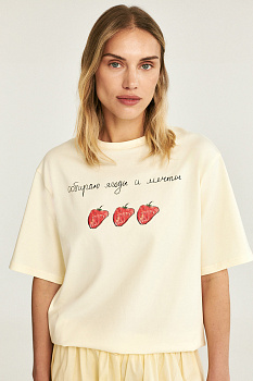 Футболка с принтом BERRIES (сливочный)