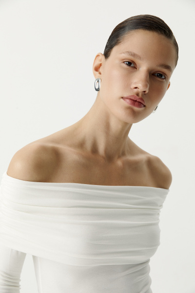 Лонгслив трикотажный с драпировкой на плечах (молочный) (XS) 