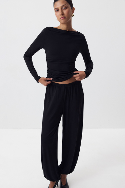 Лонгслив со сборкой из вискозы (черный) (XS)