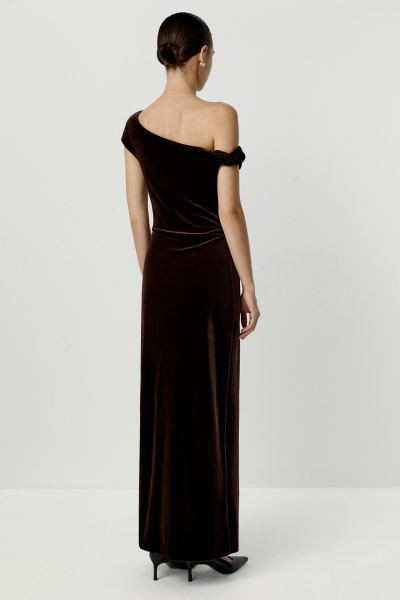 Платье макси с открытым плечом из бархата (коричневый) (S) 