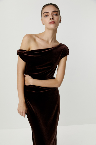 Платье макси с открытым плечом из бархата (коричневый) (S) 
